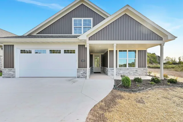 $649,900 | 895 Black Swan Drive, Menasha, WI 54952