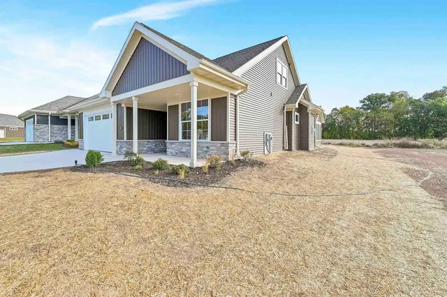 $649,900 | 895 Black Swan Drive, Menasha, WI 54952