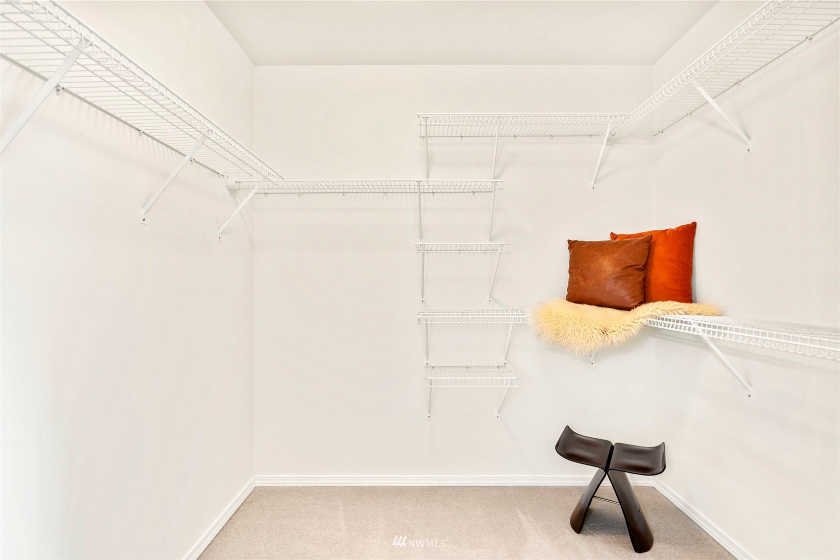 507 Elma Place Northeast Renton, WA 98059 - Photo 26 of 36 a white room with a bench and a potted plant