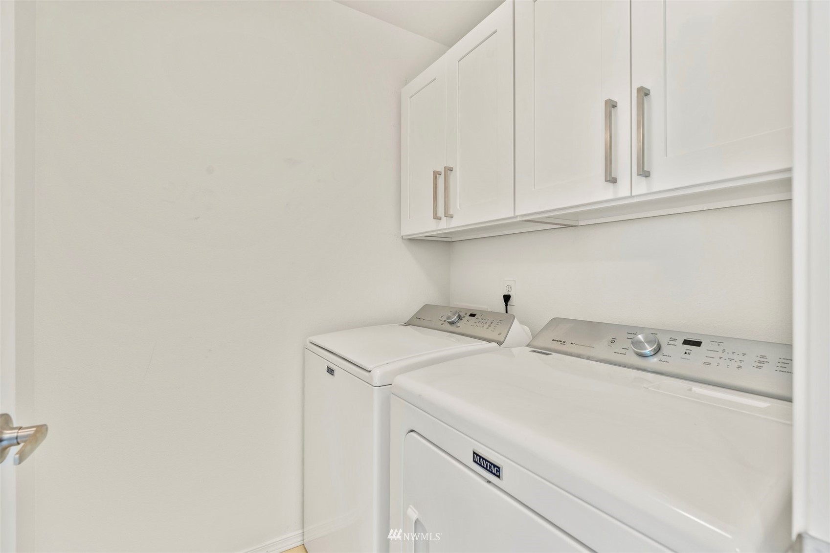 507 Elma Place Northeast Renton, WA 98059 - Photo 28 of 36 a utility room with dryer and washer