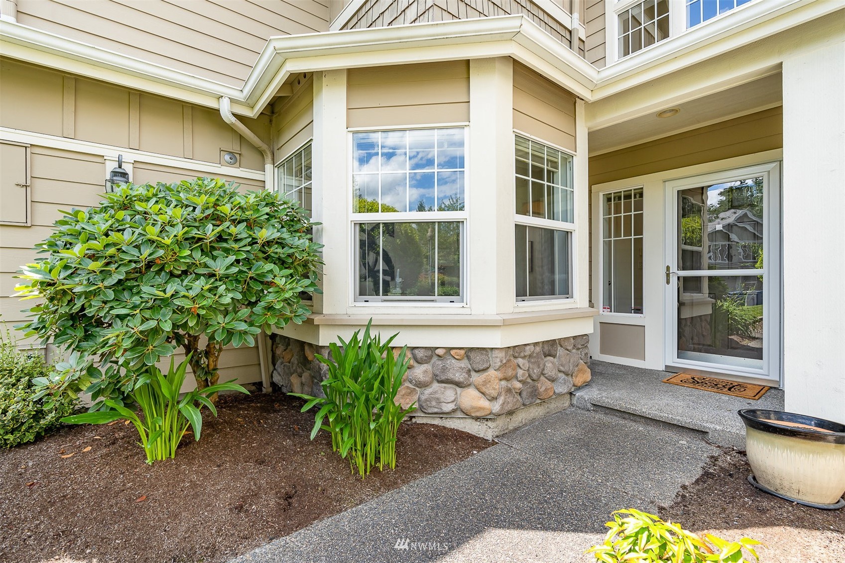 507 Elma Place Northeast Renton, WA 98059 - Photo 5 of 36 a front view of a house with a yard