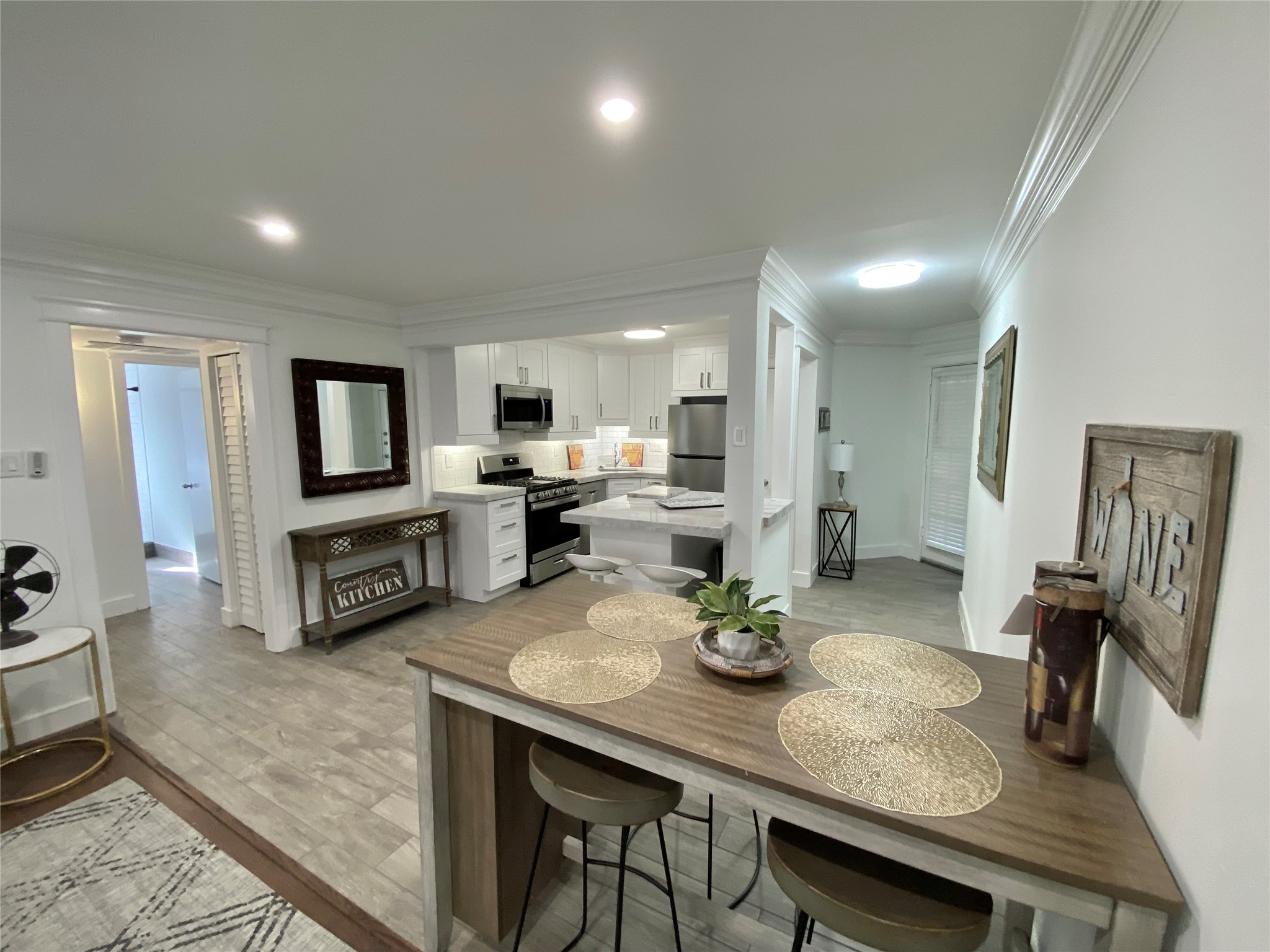 614 Kipling Street, Unit D8 Houston, TX 77006 - Photo 3 of 9 Gallery Image 3