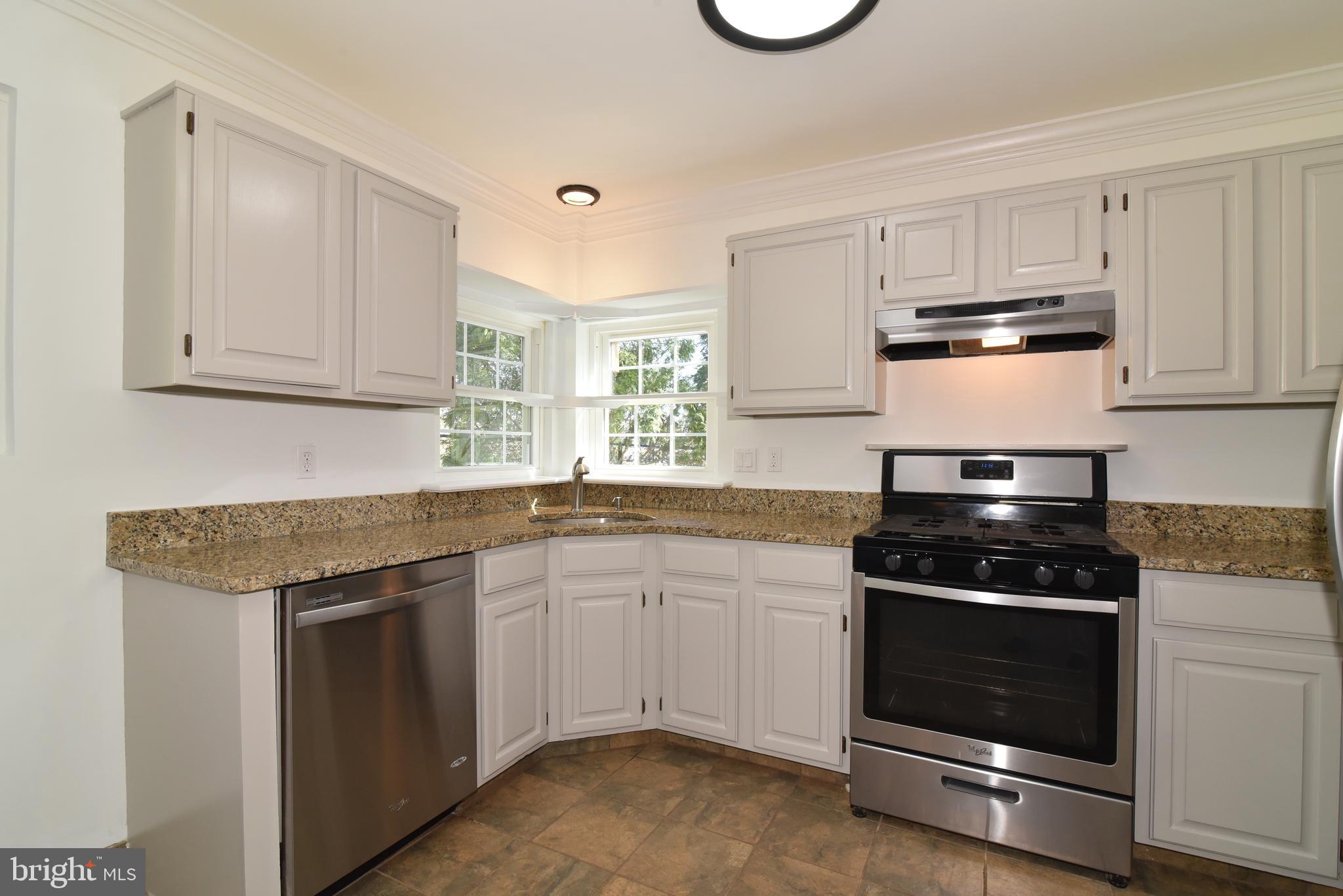 453 Foxridge Drive Southwest Leesburg, VA 20175 - Photo 12 of 35 Kitchen with Granite Countertops & SS Apliances