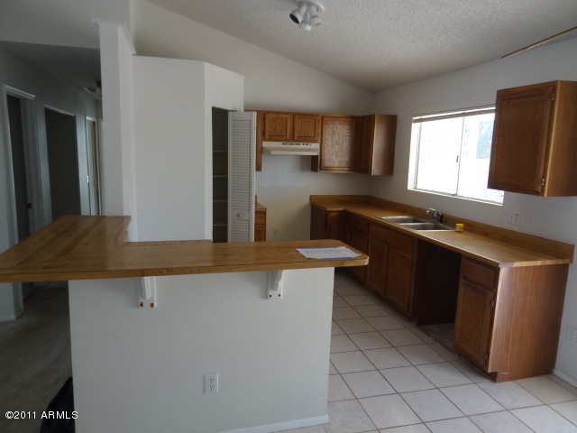 4467 East Pearce Road Phoenix, AZ 85044 - Photo 12 of 25 023-142253- Kitchen