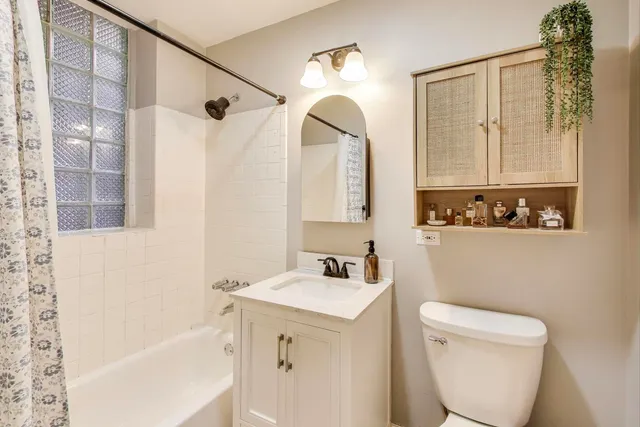 $429,900 | 948 West Sheridan Road, Unit 2D, Chicago, IL 60613