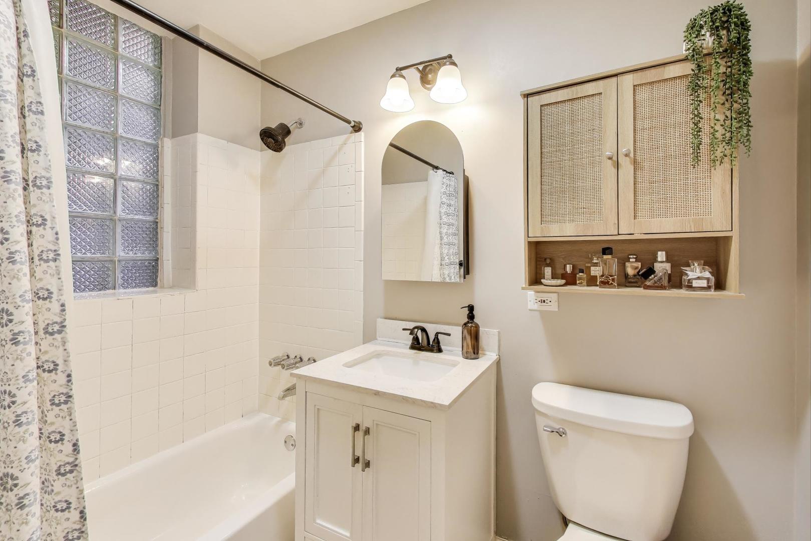 948 West Sheridan Road, Unit 2D Chicago, IL 60613 - Photo 14 of 20