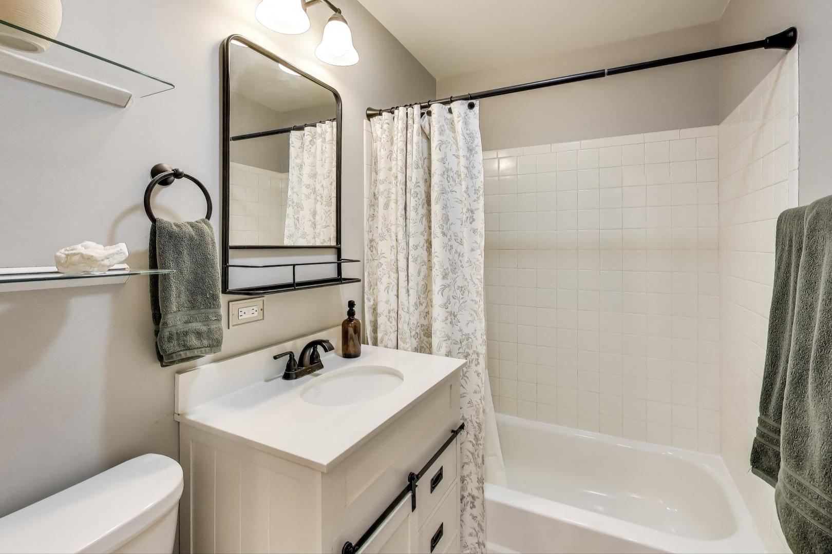 948 West Sheridan Road, Unit 2D Chicago, IL 60613 - Photo 17 of 20