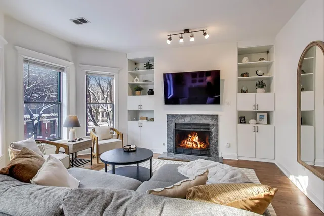 $429,900 | 948 West Sheridan Road, Unit 2D, Chicago, IL 60613