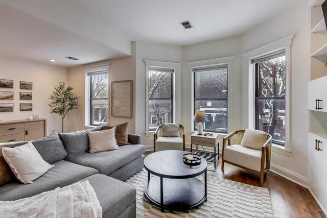 $429,900 | 948 West Sheridan Road, Unit 2D, Chicago, IL 60613