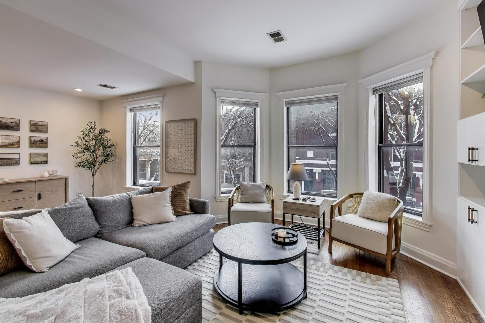 948 West Sheridan Road, Unit 2D Chicago, IL 60613 - Photo 4 of 20