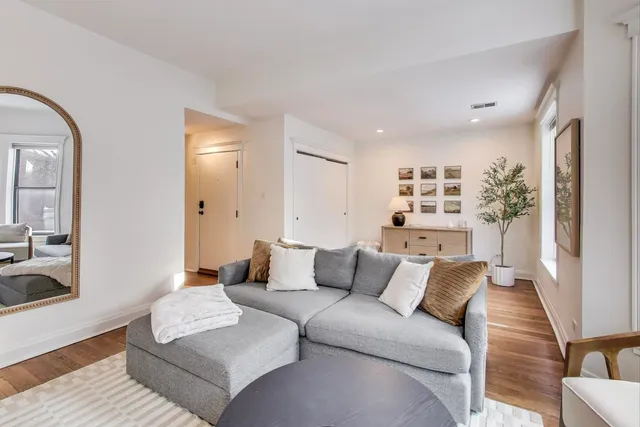 $429,900 | 948 West Sheridan Road, Unit 2D, Chicago, IL 60613