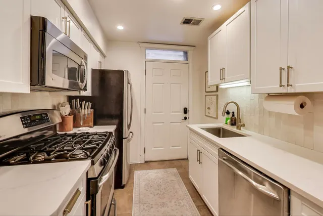 $429,900 | 948 West Sheridan Road, Unit 2D, Chicago, IL 60613