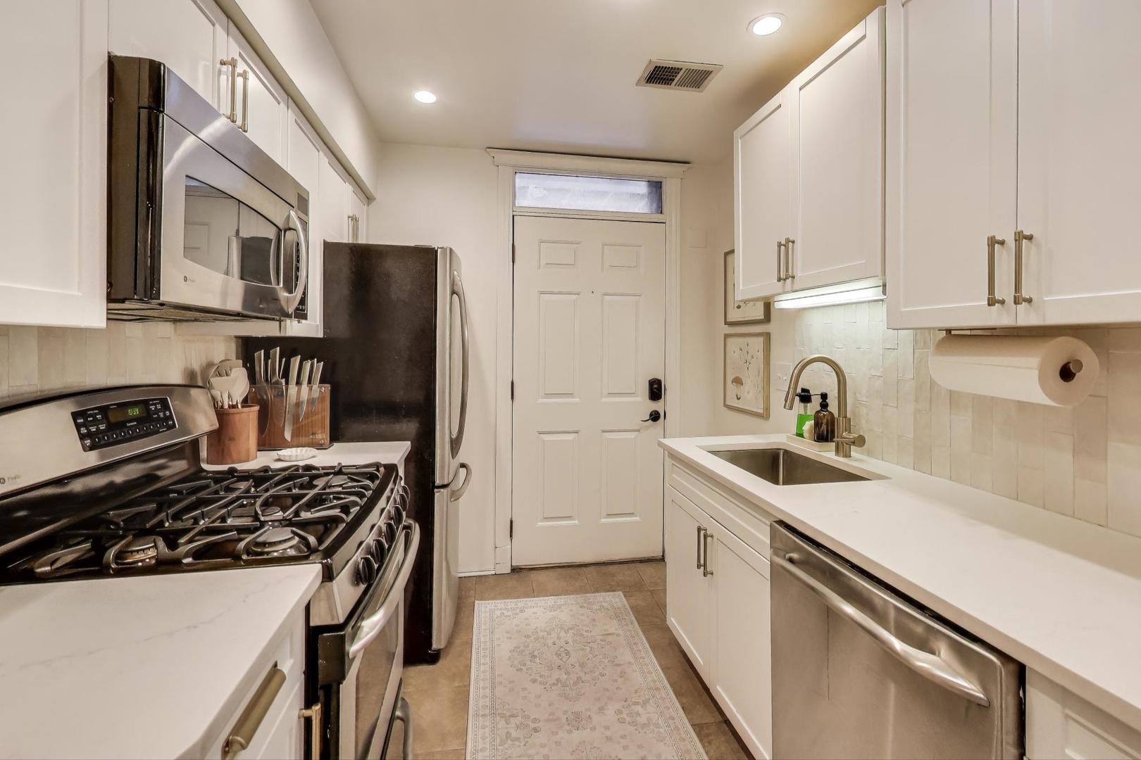 948 West Sheridan Road, Unit 2D Chicago, IL 60613 - Photo 9 of 20