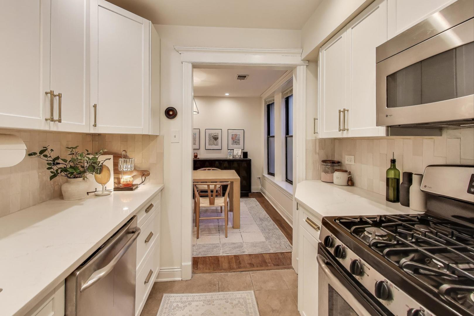 948 West Sheridan Road, Unit 2D Chicago, IL 60613 - Photo 10 of 20