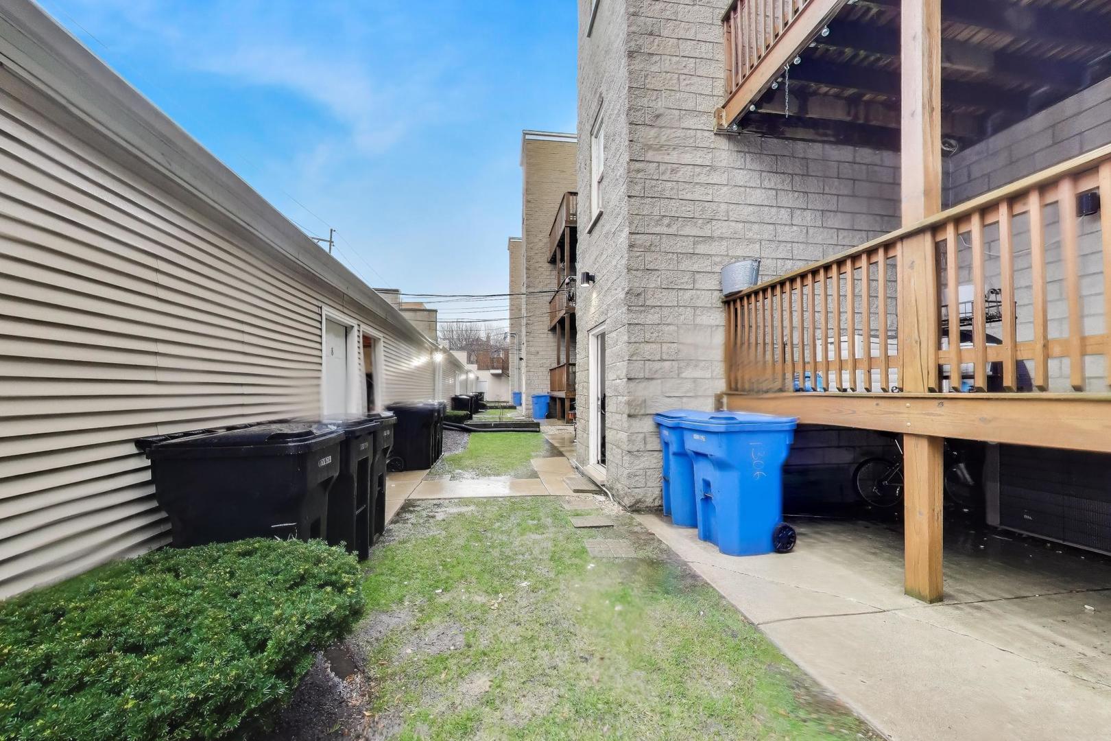 1312 West Fletcher Street, Unit 3W Chicago, IL 60657 - Photo 30 of 30 a view of a backyard with sitting area