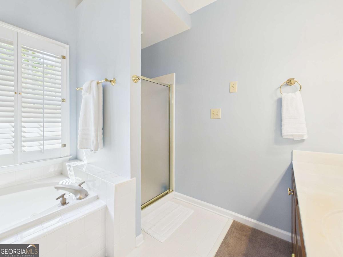 1120 Laurel Pointe Watkinsville, GA 30677 - Photo 23 of 50 a bathroom with a tub sink and a mirror