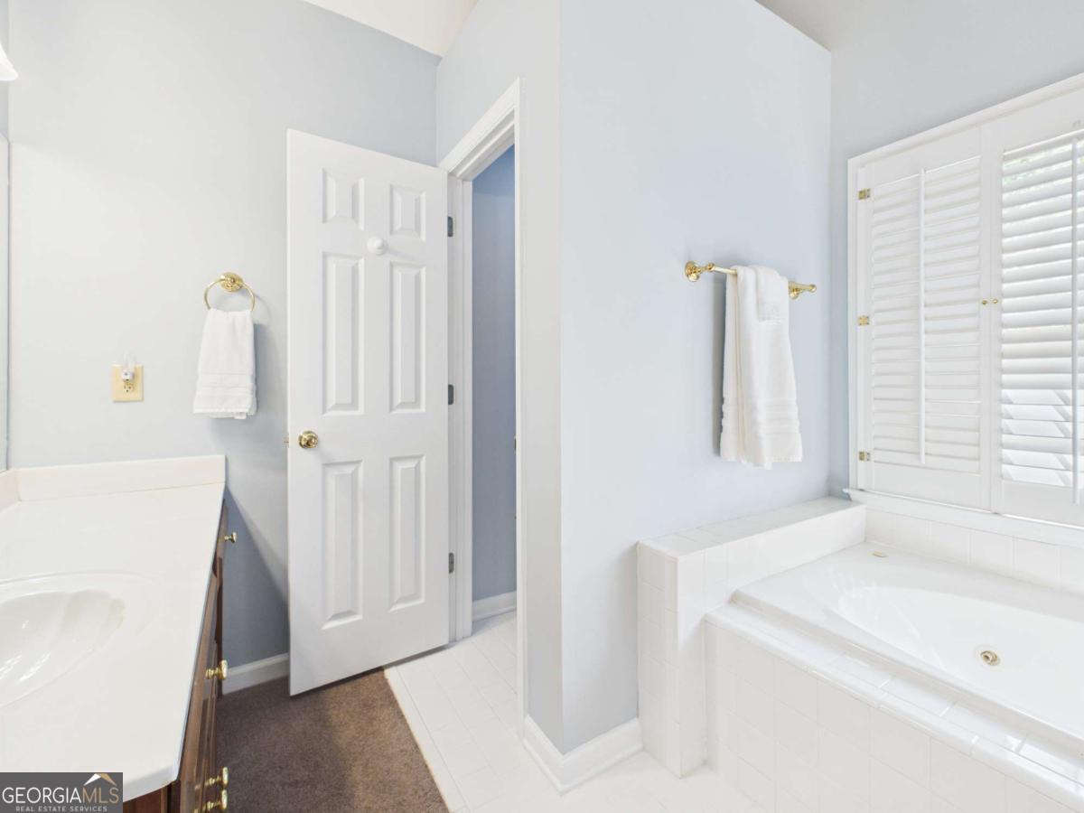 1120 Laurel Pointe Watkinsville, GA 30677 - Photo 24 of 50 a bathroom with a tub sink and a mirror