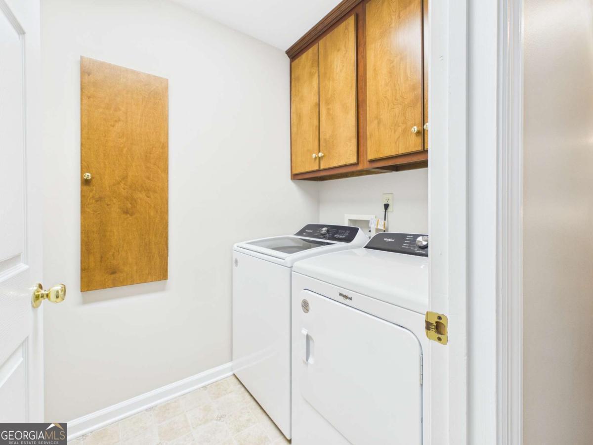 1120 Laurel Pointe Watkinsville, GA 30677 - Photo 31 of 50 a utility room with a window