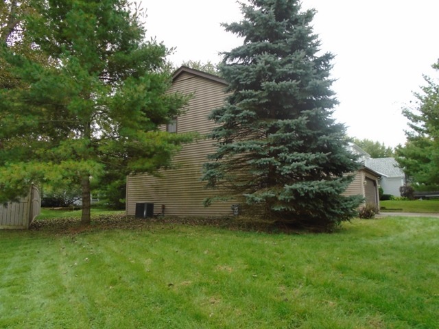 706 Hunters Way Fox River Grove, IL 60021 - Photo 2 of 17 a view of a backyard of the house