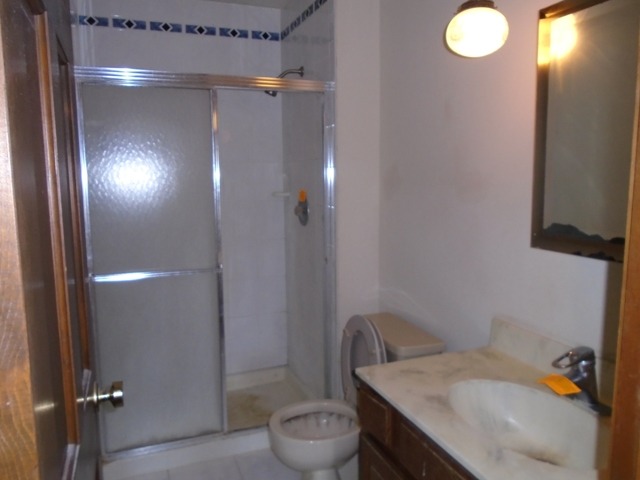 706 Hunters Way Fox River Grove, IL 60021 - Photo 14 of 17 a bathroom with a sink toilet and shower