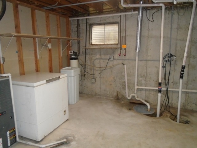 706 Hunters Way Fox River Grove, IL 60021 - Photo 16 of 17 a utility room with dryer and washer