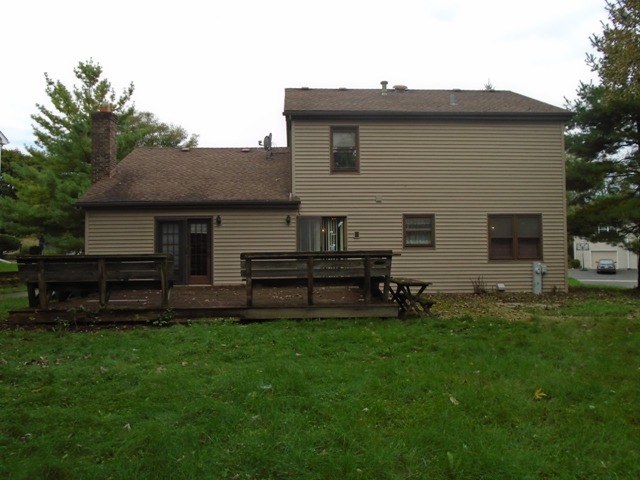706 Hunters Way Fox River Grove, IL 60021 - Photo 3 of 17 a house that has sitting area in front of a house