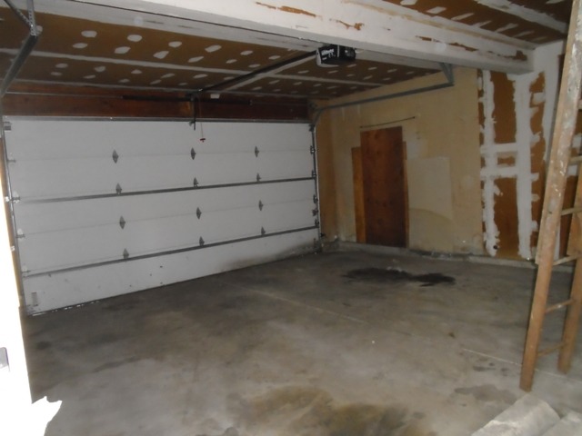 706 Hunters Way Fox River Grove, IL 60021 - Photo 4 of 17 a view of a garage