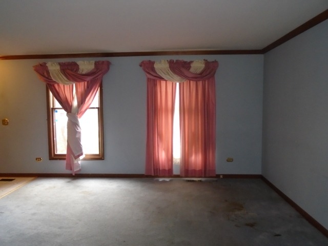 706 Hunters Way Fox River Grove, IL 60021 - Photo 6 of 17 an empty room with windows