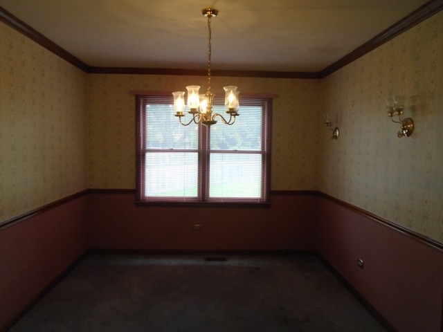 706 Hunters Way Fox River Grove, IL 60021 - Photo 7 of 17 a dining room with a window