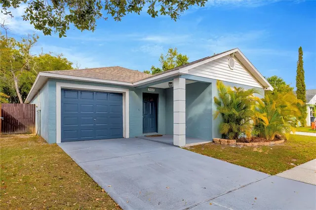 a view of backyard of the house