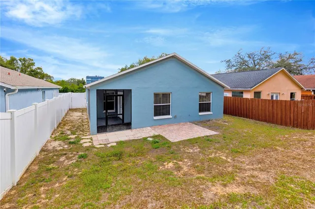 a view of a backyard