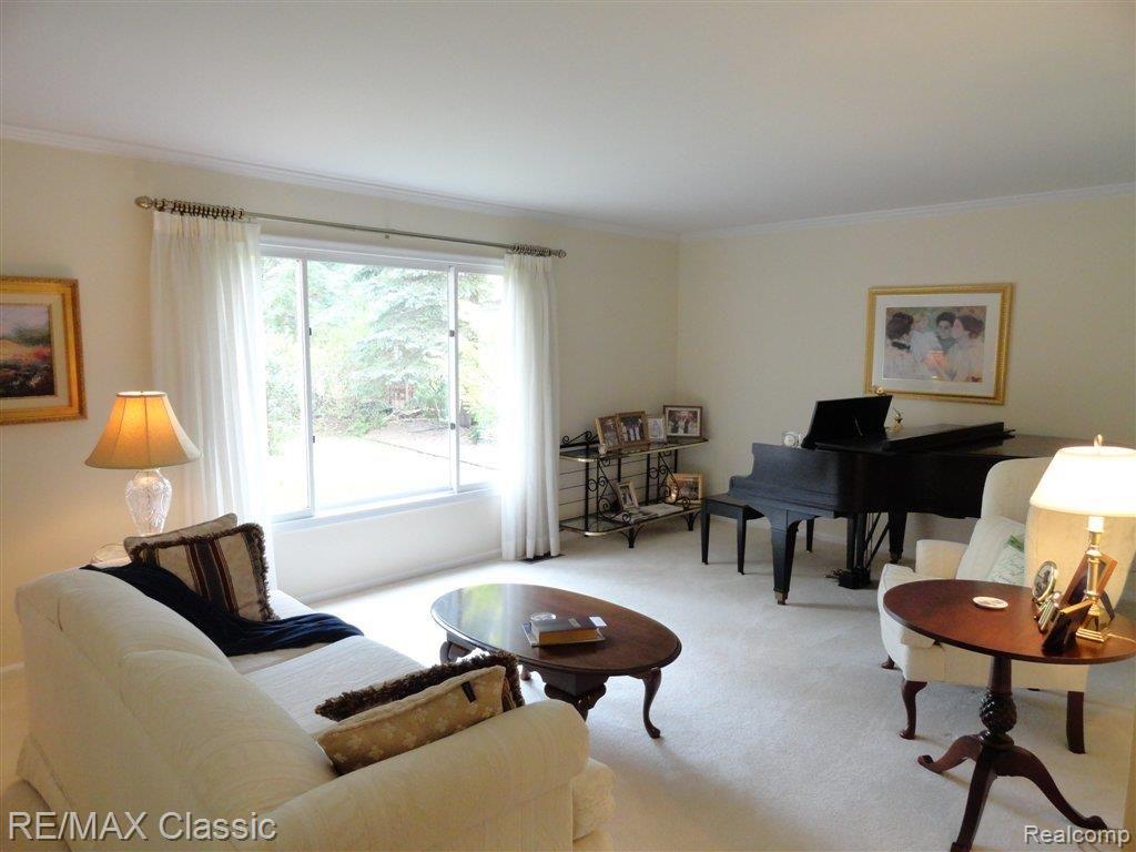 33833 Hunters Pointe Road Farmington, MI 48331 - Photo 15 of 22 Living Room.JPG
