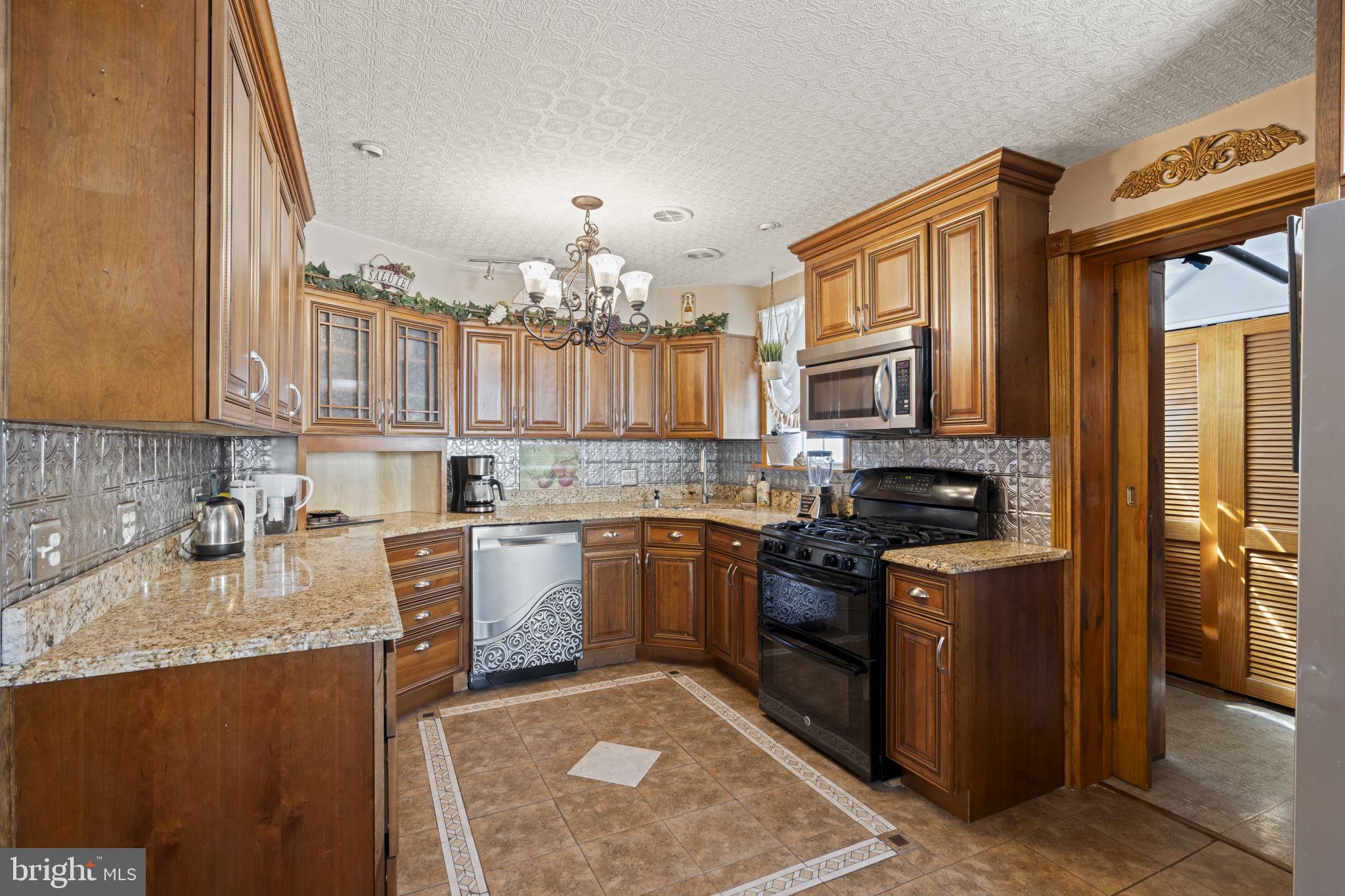 896 Pne Hl Road Philadelphia, PA 19115 - Photo 10 of 37