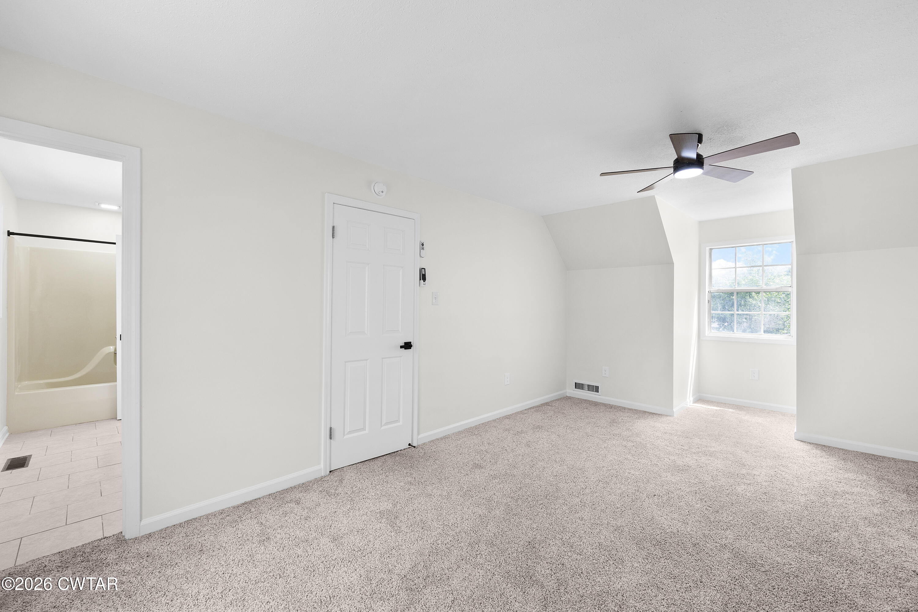 3075 Old Huntingdon Road Lexington, TN 38351 - Photo 12 of 19 a view of an empty room