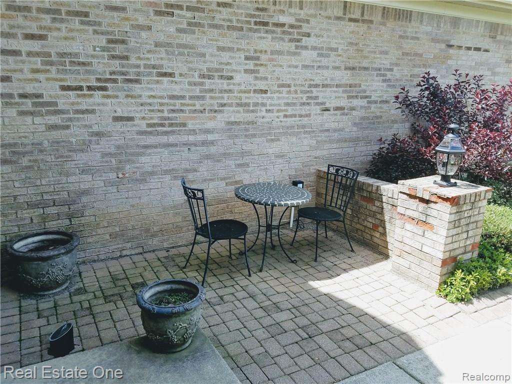 46527 Mornington Road Canton, MI 48188 - Photo 3 of 49 Front Courtyard, off front door.