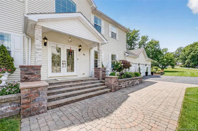 a view of a house with backyard and plants