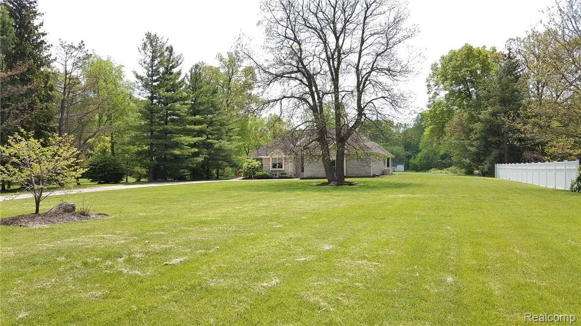 1701 Oakville Waltz Road Carleton, MI 48117 - Photo 4 of 31 20160522_130610.jpg