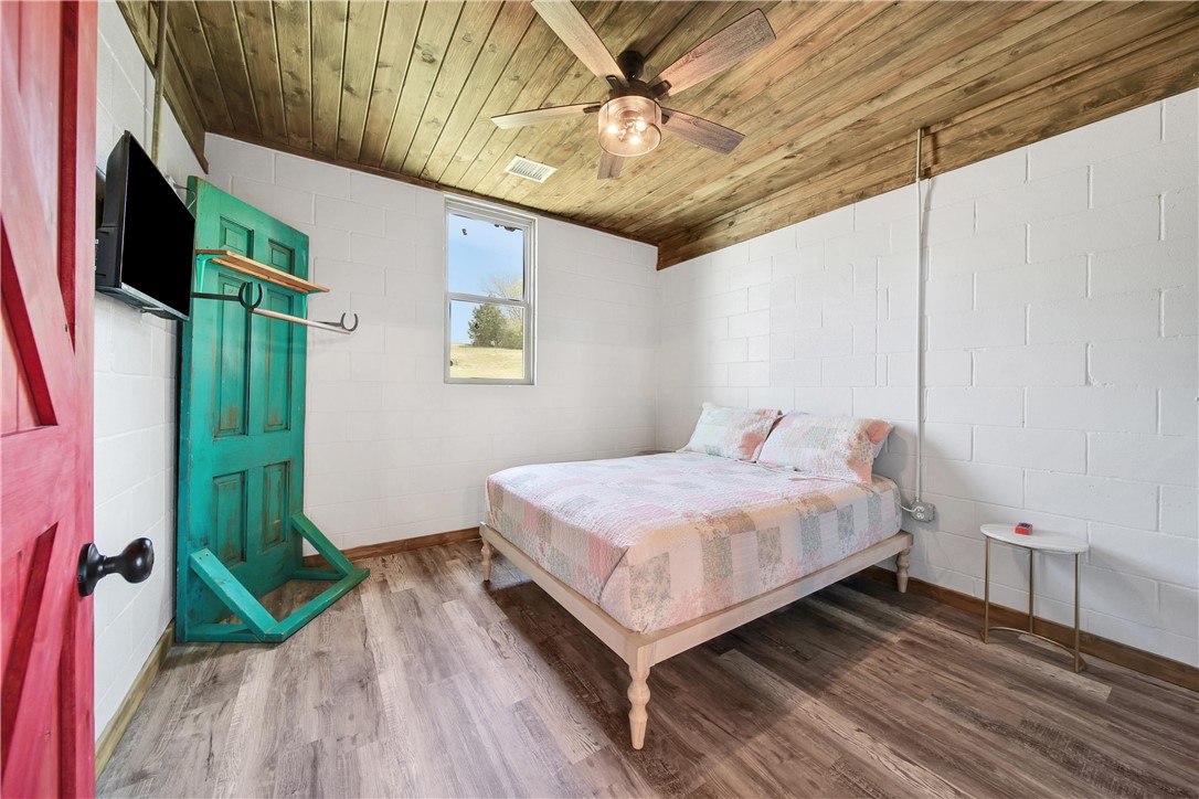 2289 Old Dobbin Road Montgomery, TX 77316 - Photo 42 of 50 a bedroom with a bed and a window