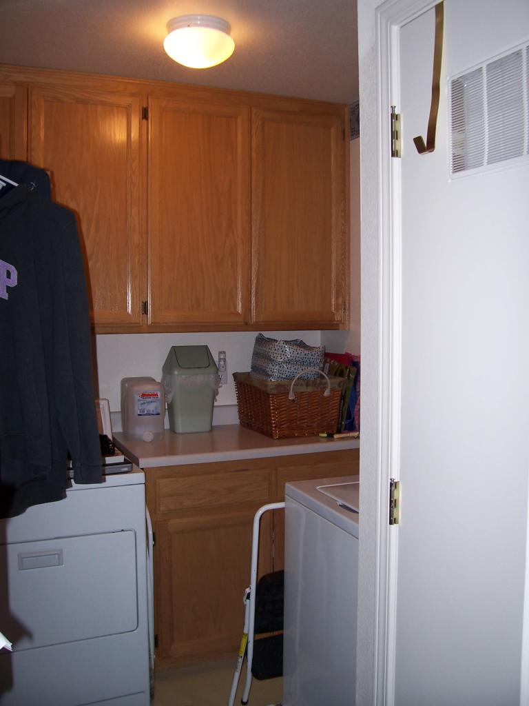 3290 Santa Rosa Way Redding, CA 96003 - Photo 3 of 22 Extra Large Laundry Room