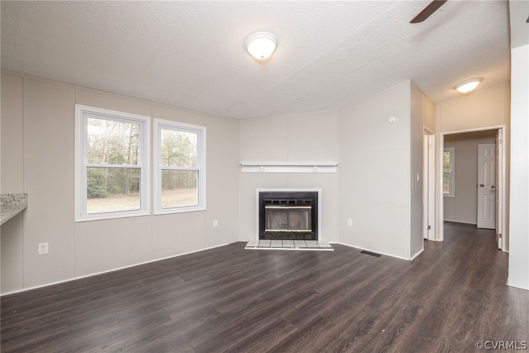 27323 Perkins Road Petersburg, VA 23805 - Photo 6 of 31 Living Room