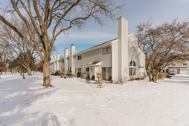 $360,000 | 122 Brittany Drive, Streamwood, IL 60107