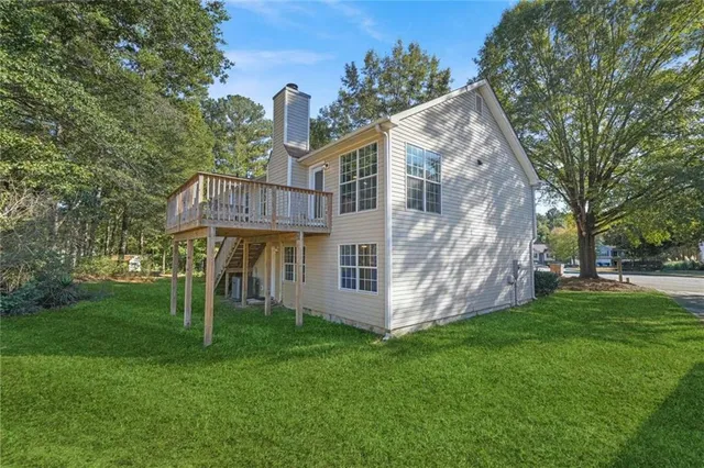 a view of a house with backyard and garden