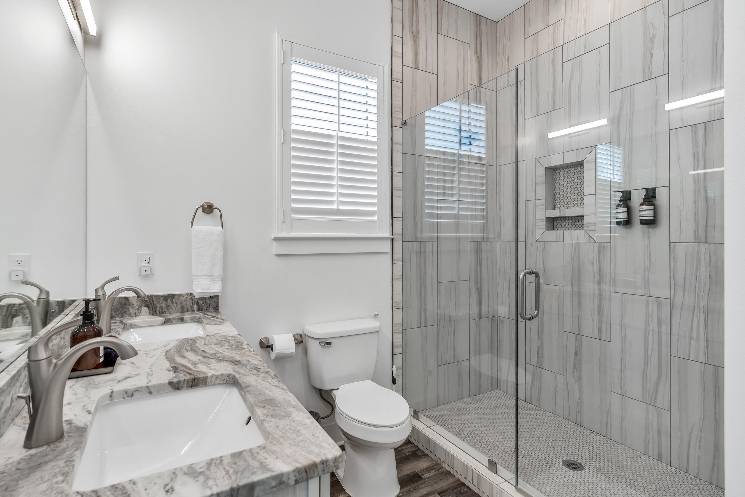88 Pompano Street Destin, FL 32541 - Photo 20 of 109 En suite Guest Bathroom