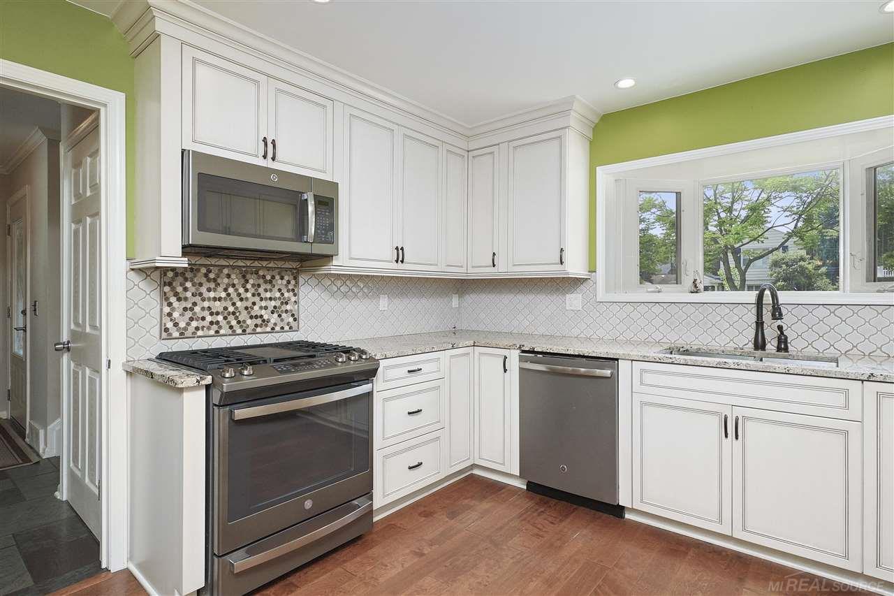 1622 Prestwick Road Grosse Pointe, MI 48236 - Photo 10 of 39 50047451-9.JPG