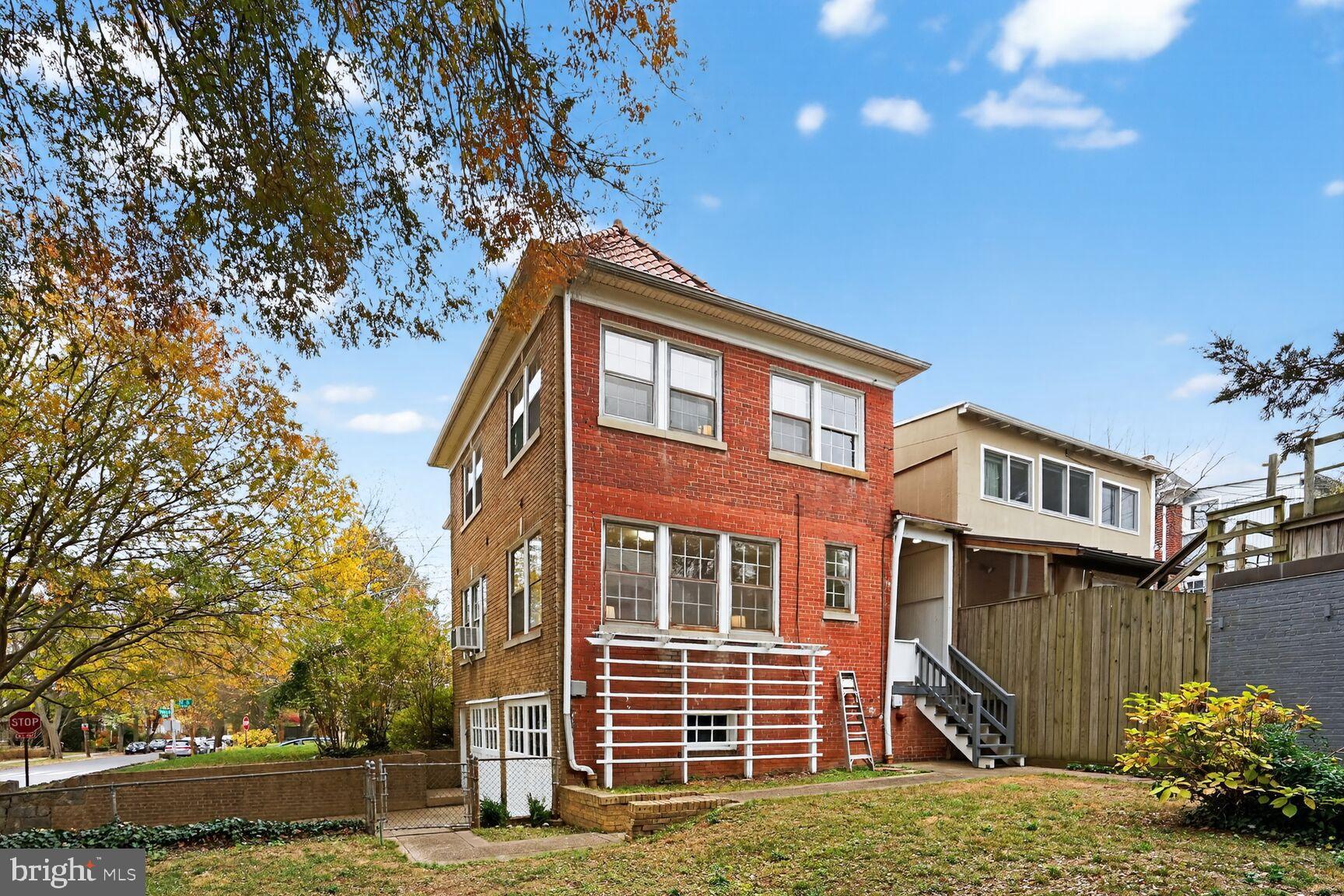 4214 37th Street Northwest Washington, DC 20008 - Photo 34 of 41 a backyard of a house with lots of green space