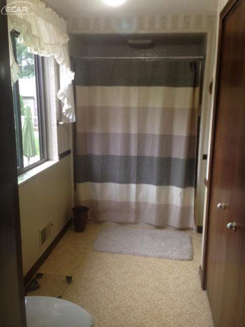 10284 Fenton Road Fenton, MI 48430 - Photo 19 of 32 20441817-18.JPG