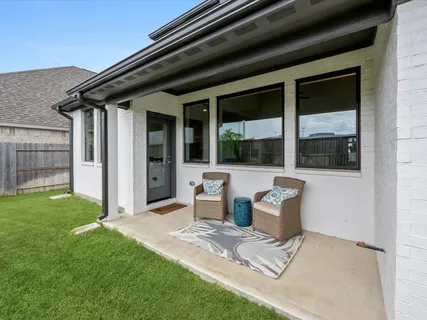a view of a house with backyard and porch