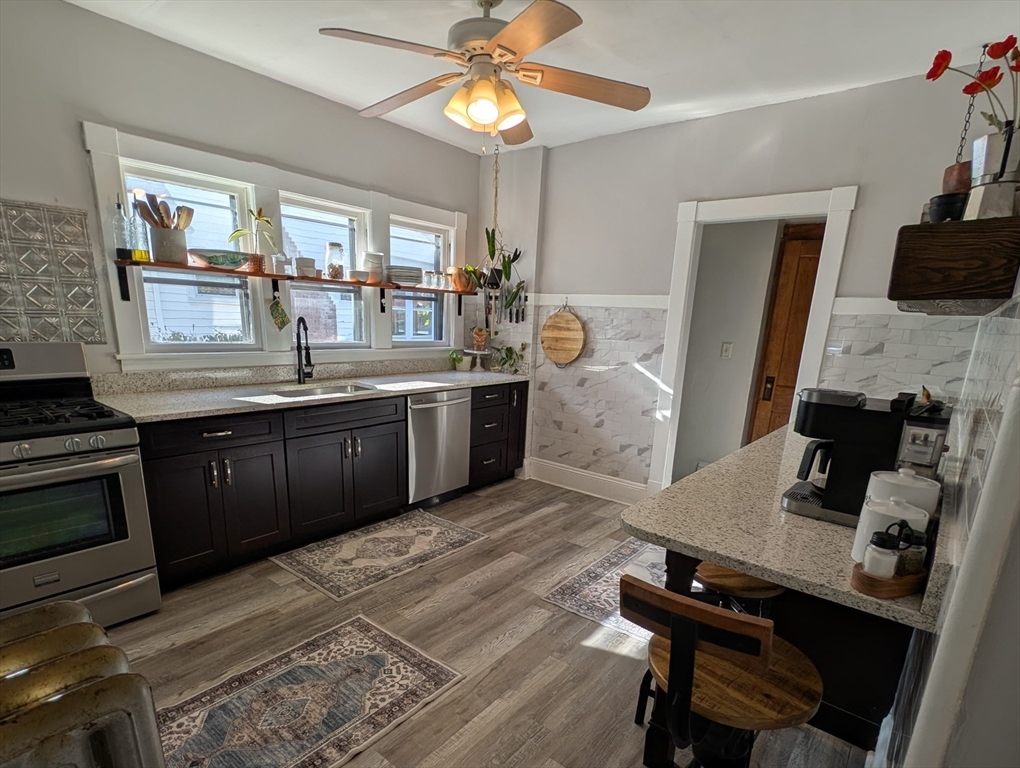 35 Carlton Street Springfield, MA 01108 - Photo 3 of 19