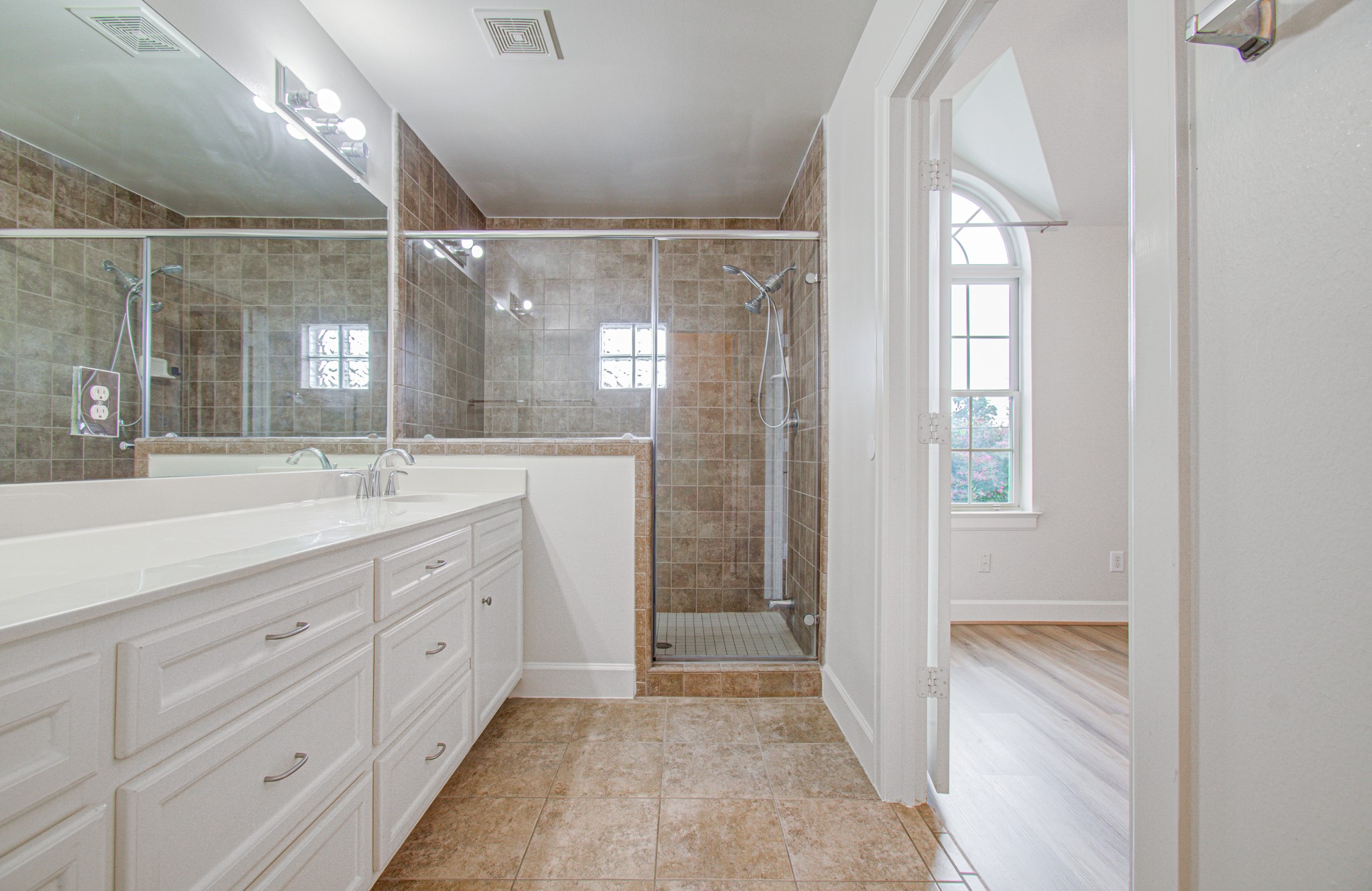 624 East 39th Street Houston, TX 77022 - Photo 24 of 37 a spacious bathroom with a mirror a shower and vanity