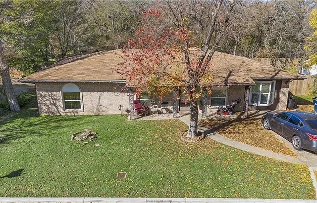 a view of a house with backyard